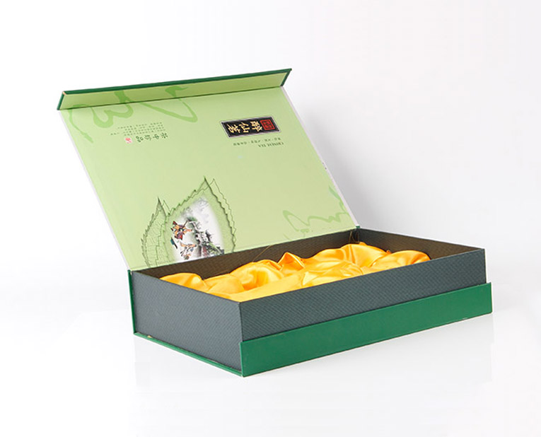 色丁布內襯的綠茶包裝盒 色丁布內襯的綠茶包裝盒