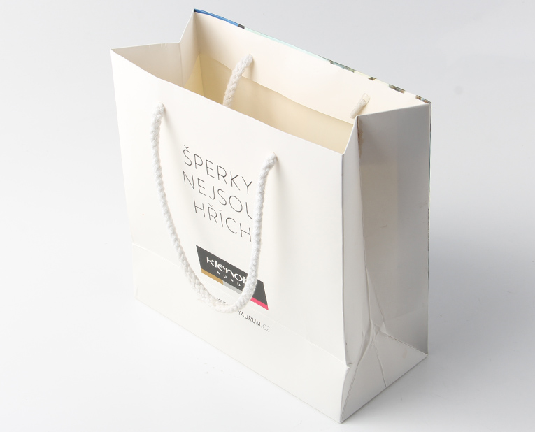 服裝紙袋制造商-廣州駿業包裝實業有限公司 服裝紙袋制造商