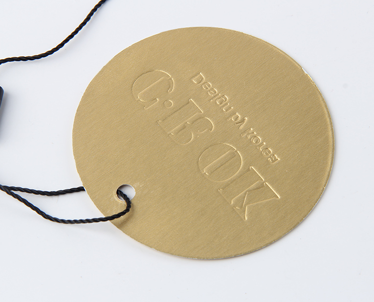 褲子吊牌訂做的時候最常見的是這兩個工藝 褲子吊牌訂做的時候最常見的是這兩個工藝