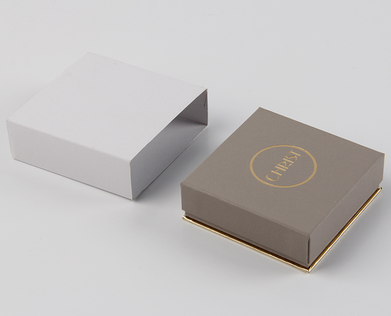 手環禮品盒工廠教懂你怎么區分uv和覆膜的光亮 手環禮品盒工廠教懂你怎么區分uv和覆膜的光亮