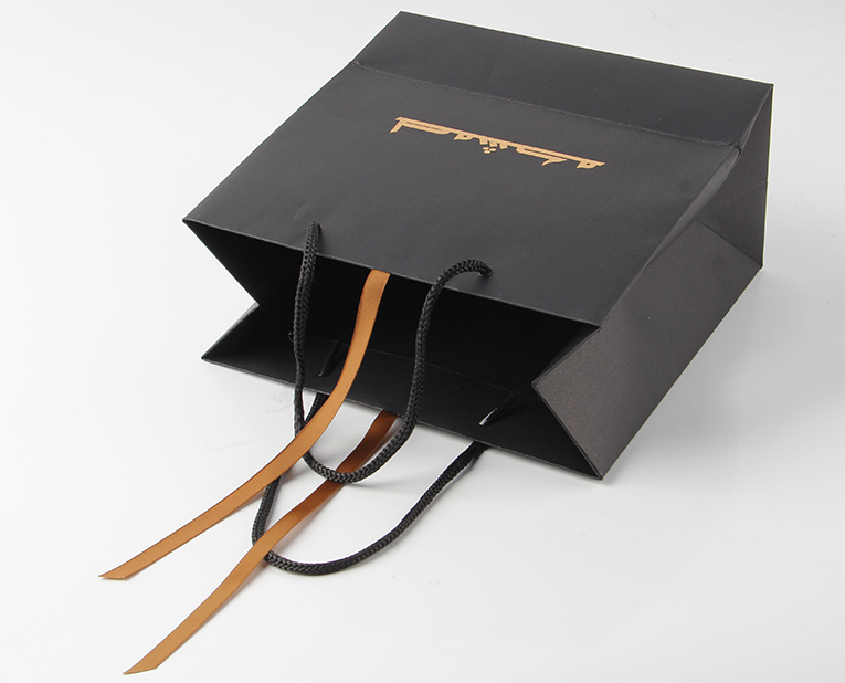 當(dāng)印品出現(xiàn)了劃痕皮具紙袋工廠是怎么一一排查出原因的? 當(dāng)印品出現(xiàn)了劃痕皮具紙袋工廠是怎么一一排查出原因的?