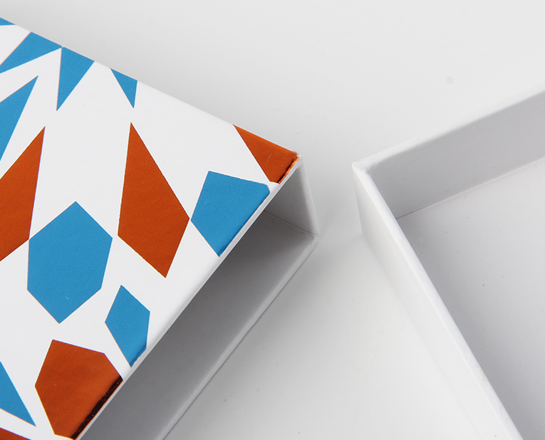 另外一個(gè)印刷出現(xiàn)白點(diǎn)的原因終究被面膜精裝盒廠家斬落 另外一個(gè)印刷出現(xiàn)白點(diǎn)的原因終究被面膜精裝盒廠家斬落