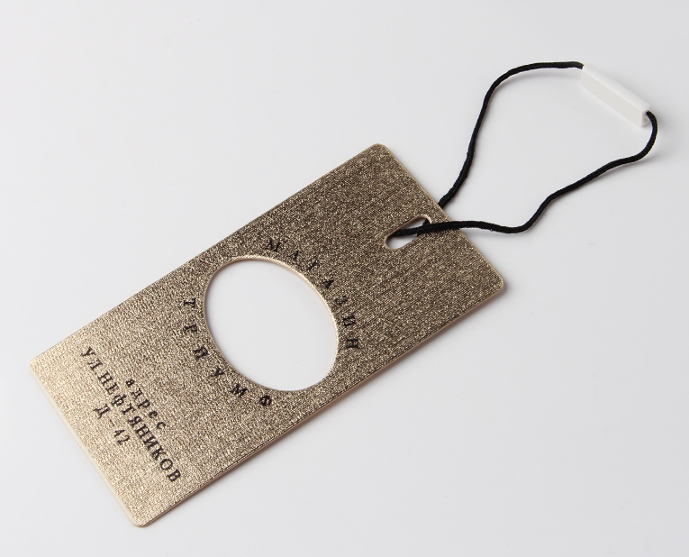 服裝吊牌的樣品和大貨顏色不同,廠家在生產時沒留意這1點 服裝吊牌的樣品和大貨顏色不同,廠家在生產時沒留意這1點