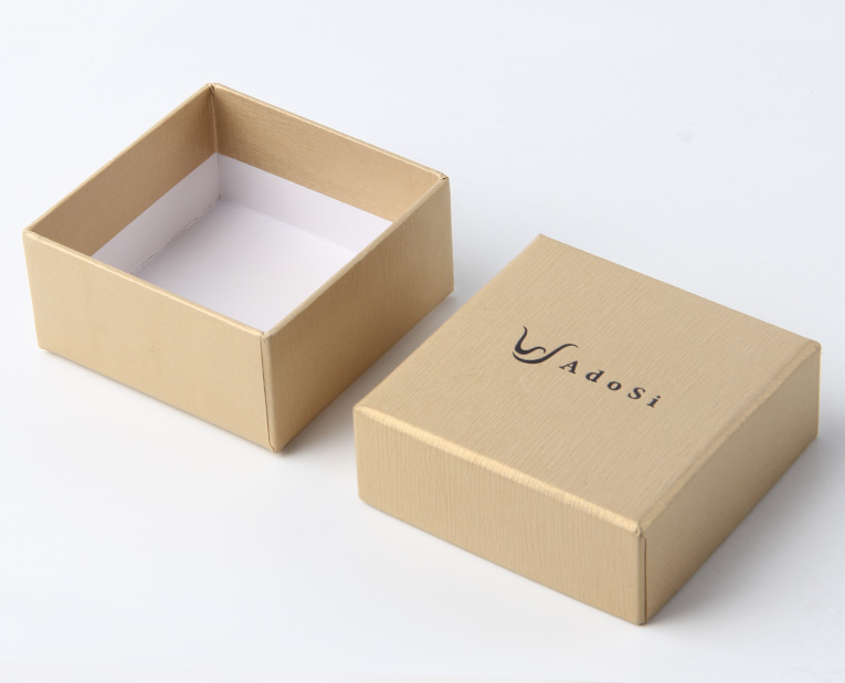 化妝品盒子的制造商師傅早上校對完顏色,下午還要處理橡皮布 化妝品盒子的制造商師傅早上校對完顏色,下午還要處理橡皮布