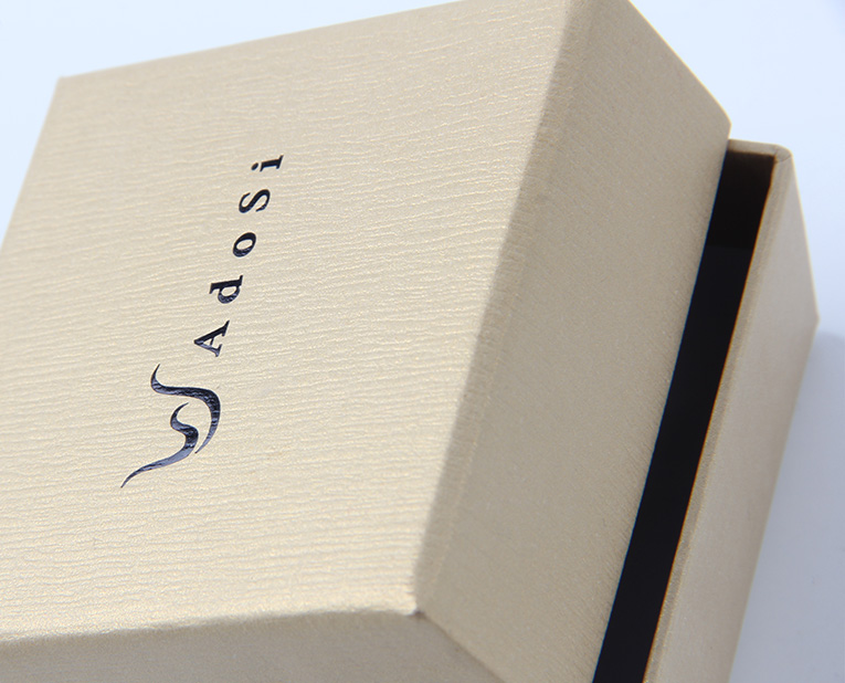 化妝品盒子的制造商師傅早上校對完顏色,下午還要處理橡皮布 化妝品盒子的制造商師傅早上校對完顏色,下午還要處理橡皮布