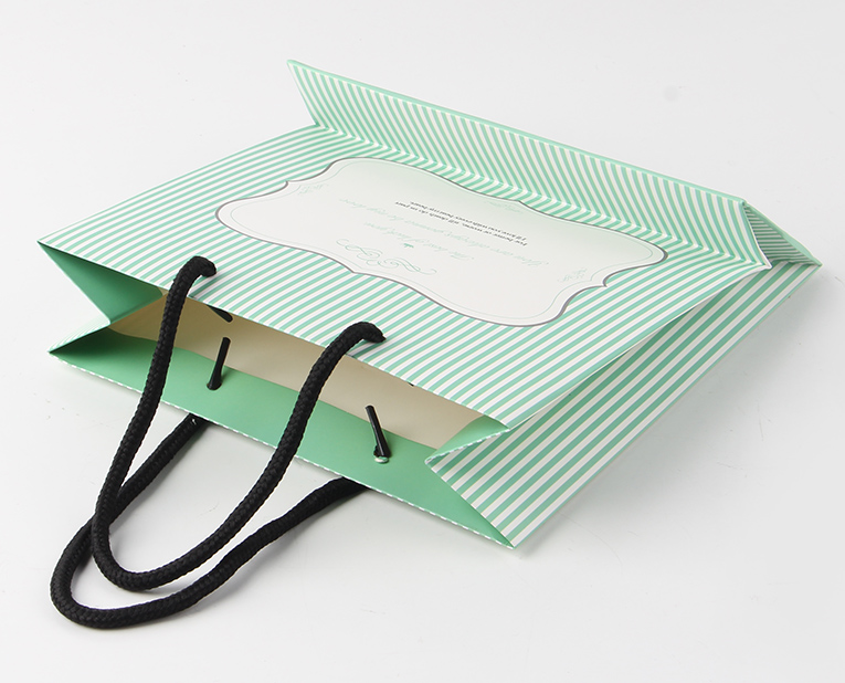 化妝品的包裝袋在訂做時必須區分清紅、白2種燥油