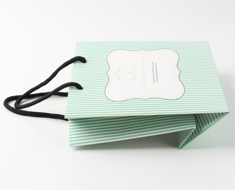 化妝品的包裝袋在訂做時必須區分清紅、白2種燥油