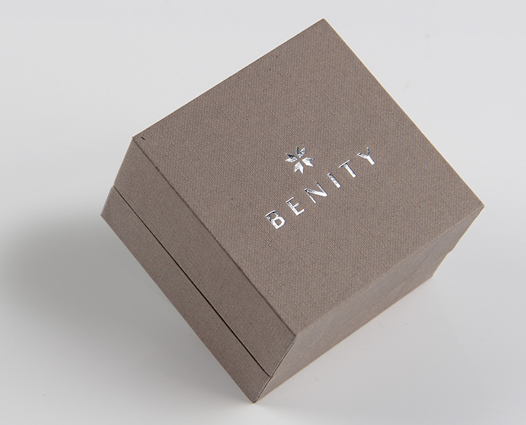 珠寶精裝盒廠寄過來的樣品,你得聽我的這樣檢查才行! 珠寶精裝盒廠寄過來的樣品,你得聽我的這樣檢查才行!