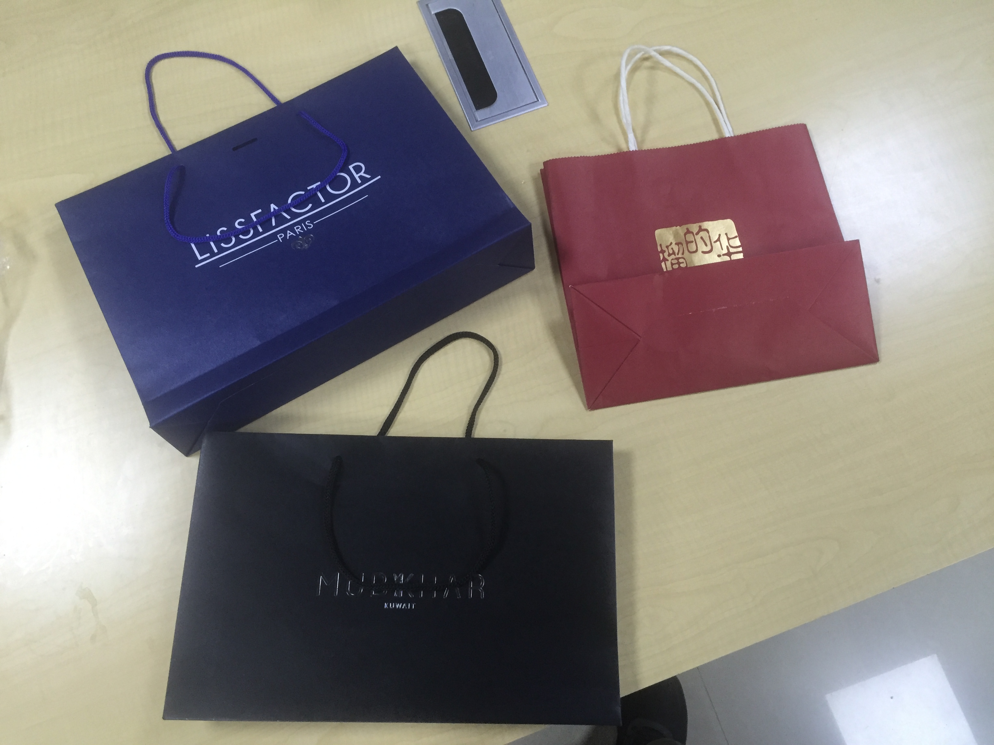 3個簡單細節的襯衫紙袋設計,能讓消費者有不一樣的體驗 3個簡單細節的襯衫紙袋設計,能讓消費者有不一樣的體驗